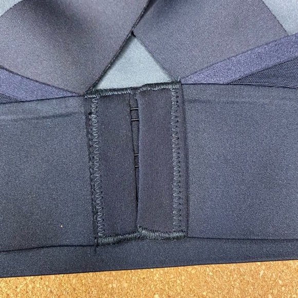 BROOKS Black Drive Interlace Run Sport Bra High
Impact Size 34C/D - Picture 7 of 15